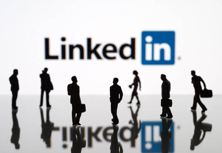 LinkedIn Job Search Tip 12 - Add LinkedIn Badges to Your Email and Website